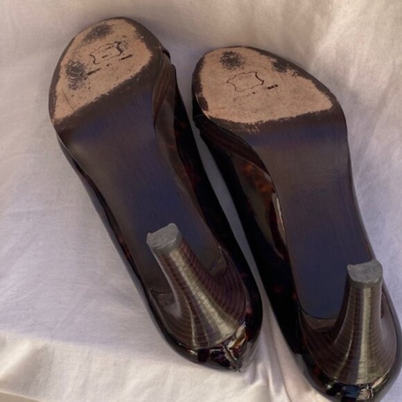 Stuart Weitzman "Over It" Cognac Tartaruga Patent Peep Toe Heels Size 8.5 - Picture 6 of 9
